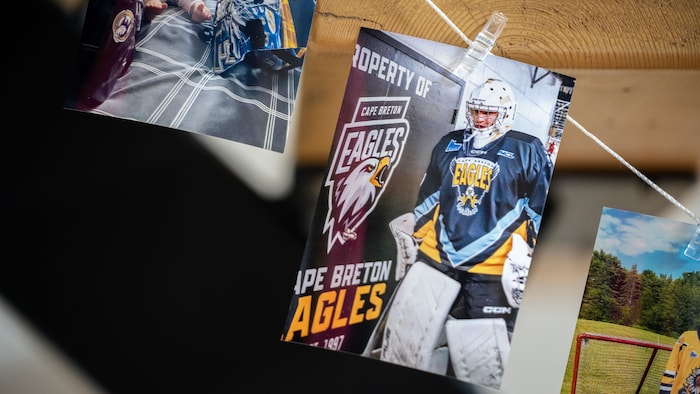 Un joueur de hockey en uniforme.