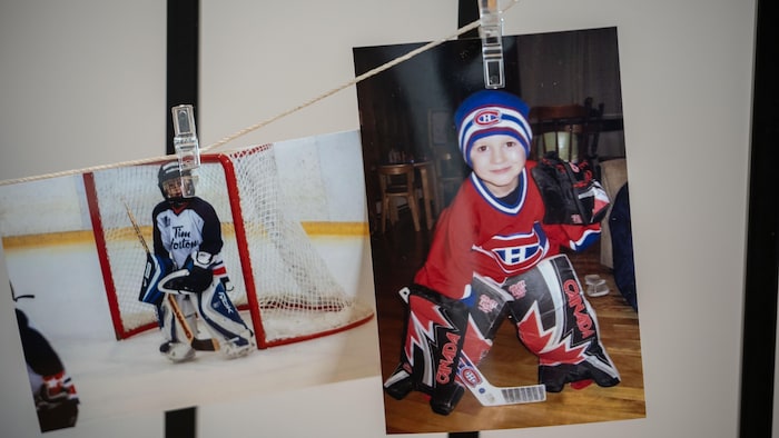 Un petit garçon sourit à la caméra vêtu d'un habit de hockey du Canadien de Montréal.
