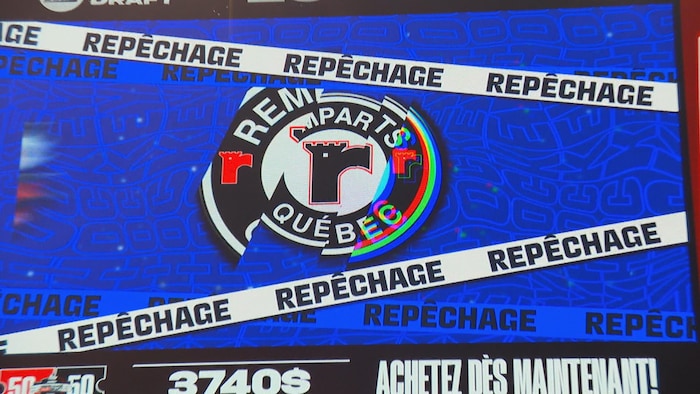 Le logo des Remparts de Québec est affiché entre des bandes sur lesquelles le mot repêchage est répété plusieurs fois. L'image est présentée sur un grand écran.