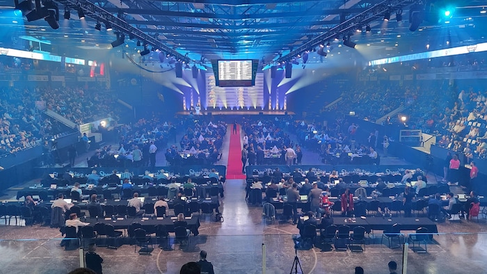 Un amphithéâtre bondé de spectateurs.