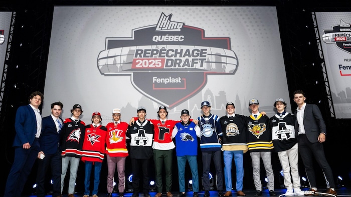 Des joueurs de hockey sont sur une scène.