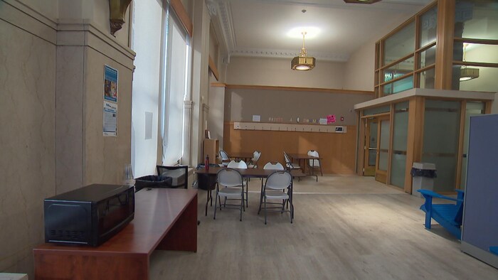 Un local aménagé en refuge nocturne pour personnes en situation d'itinérance.