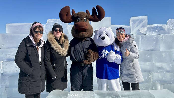 Les représentants de la Course au flambeau des agents de la paix, du Service de police du Grand Sudbury et des Jeux olympiques spéciaux.