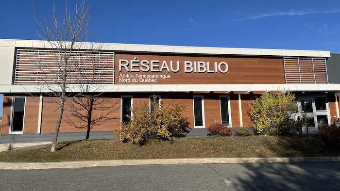 La façade des bureaux du Réseau BIBLIO Abitibi-Témiscamingue Nord-du-Québec à Rouyn-Noranda.