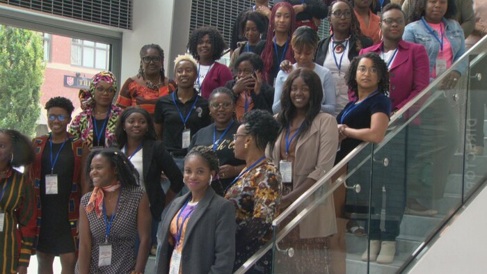 Des femmes entrepreneuses noires assemblées sur les escaliers d'un immeuble