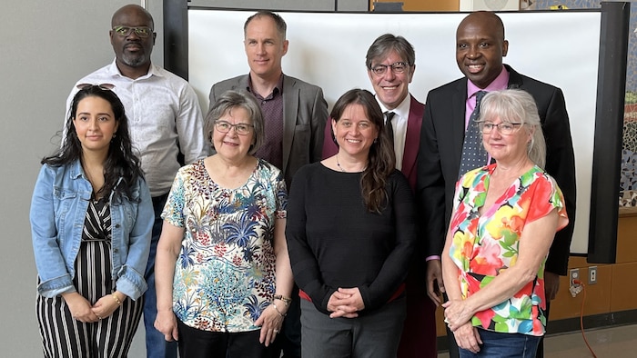Photo de groupe de 8 personnes, membres du conseil d'admnistration du Réseau Santé en français de la Saskatchewan, lors de l'AGA du 28 mai 2022 à saskatoon