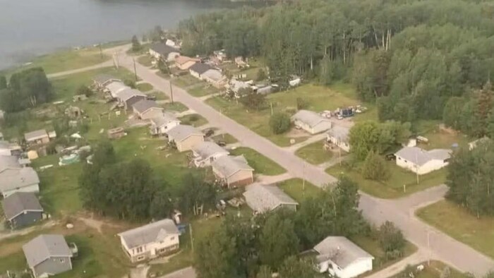 Vue de la communauté autochtone de Denare Beach avant l'incendie.