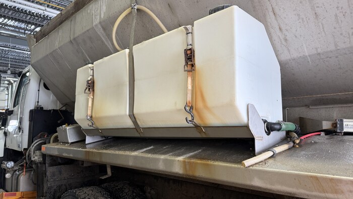 Des réservoirs sont installés sur les camions afin de permettre d'épandre de la saumure sur les routes.
