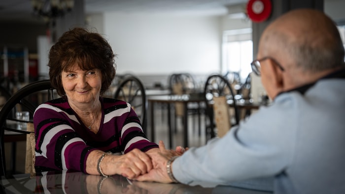 Hélène Desaulniers sourit à une personne assise devant elle. 