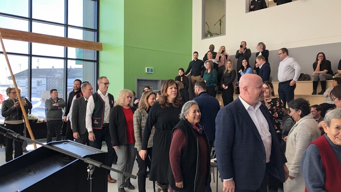 Des personnes dansent en rond pour inauguré la résidence étudiante autochtone Nutshimit à Sept-Îles.