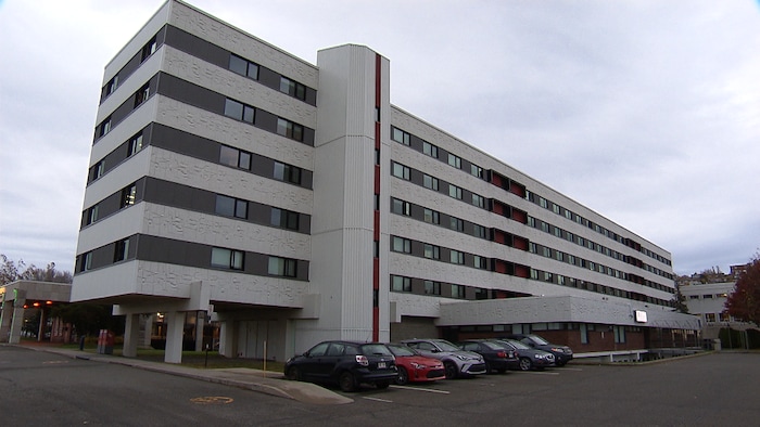 Des voitures sont stationnées devant la résidence étudiante du Cégep de Rivière-du-Loup.