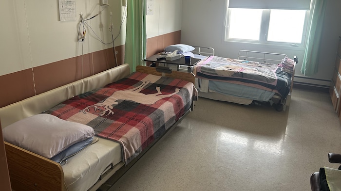 Une chambre avec deux lits.