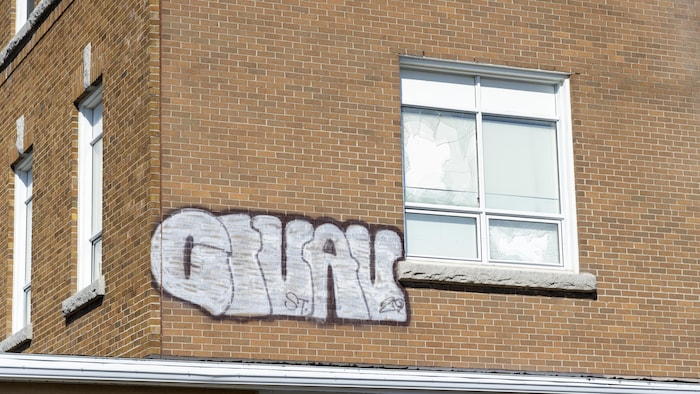 Des graffitis et une vitre cassée.