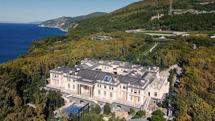 Un immense manoir vu du ciel.
