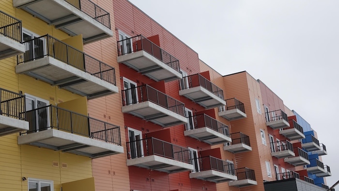 Des balcons d'un immeuble multicolore.