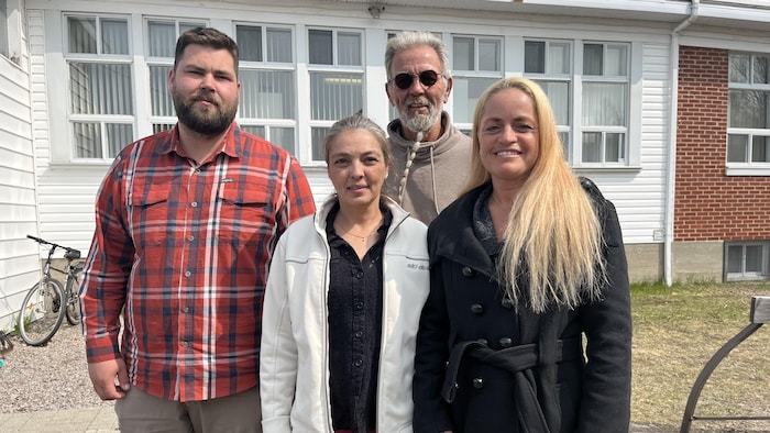 Quatre personnes devant la résidence.