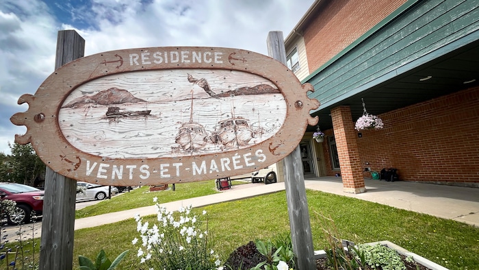 Une affiche de la résidence Vents et Marées, à l'entrée de l'immeuble.