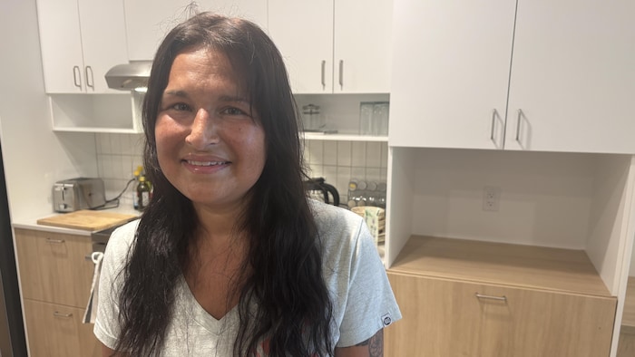 Barbara Bulowski-Polson sourit à la caméra dans sa cuisine.