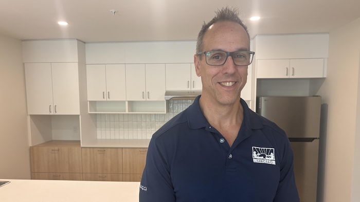 Le directeur général de la Société immobilière du Regroupement des centres d'amitié autochtones du Québec, Laurent Odjick, dans la cuisine d'un des logements de l'immeuble.