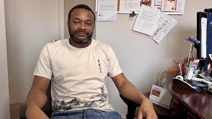 Un homme pose pour une photo dans un bureau (2 février 2026).