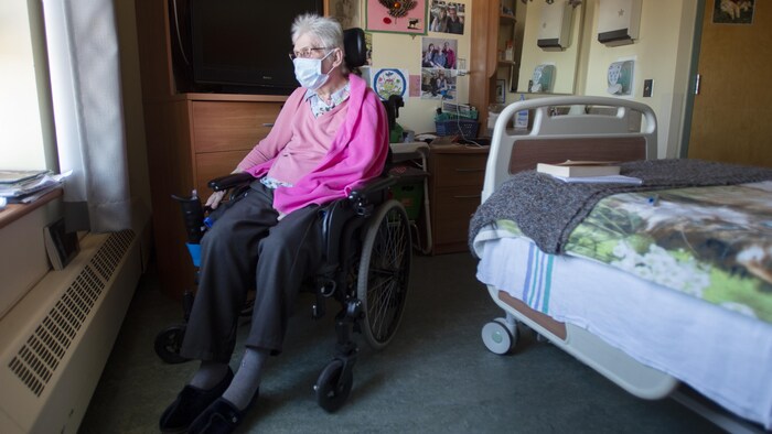 Une résidente dans sa chambre dans un centre de soins de longue durée.