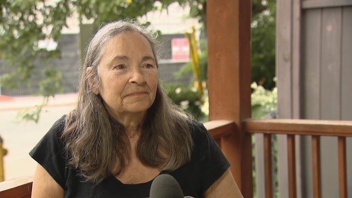 Portrait de Janice Lachapelle sur son balcon, en avant de chez elle.