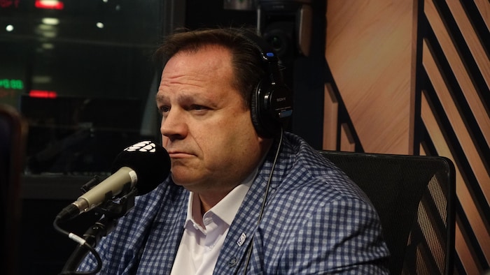 Stéphane Lachance dans un studio de radio.