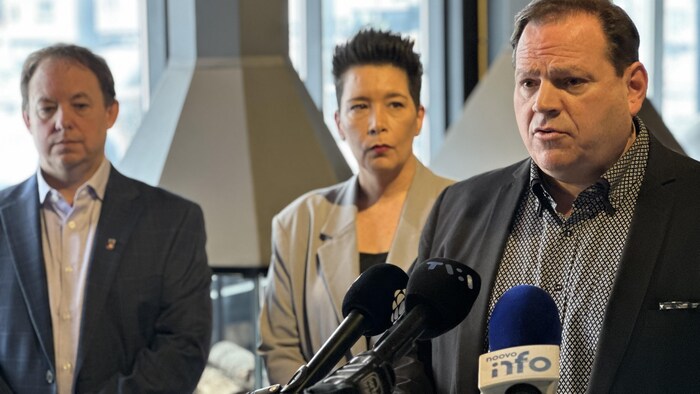 Le chef de respects Citoyens, Stéphane Lachance, et son équipe, et conférence de presse jeudi.