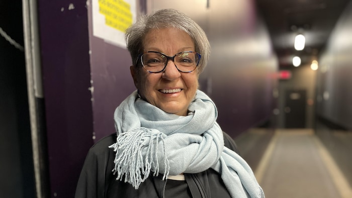 Portrait de Thérèse Sirois avec un foulard.