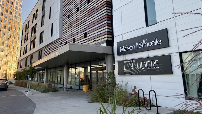 L'entrée d'un immeuble avec les enseignes de la Maison l'étincelle et de la Ressource de Lanaudière.