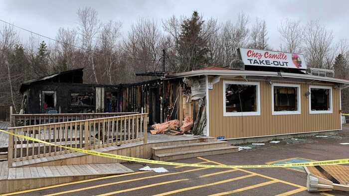 Un restaurant ravagé par les flammes