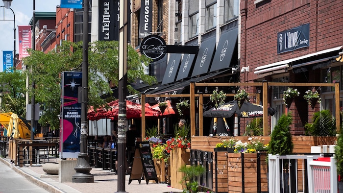 The Restaurant L’Olympe Taverne Greek in downtown Trois-Rivières. trois-rivières restaurateurs hard hit breakdown