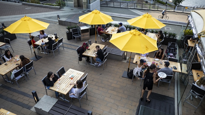Des clients sur une terrasse de restaurant à Vancouver.