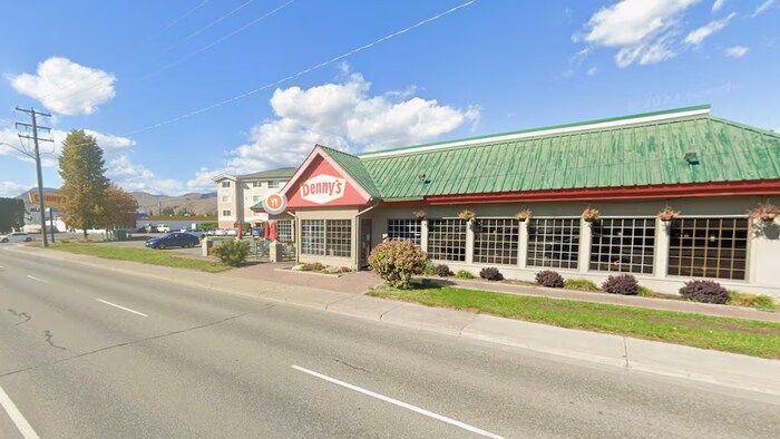 Façade d'un restaurant Denny's en bordure d'une route durant une journée ensoleillée.