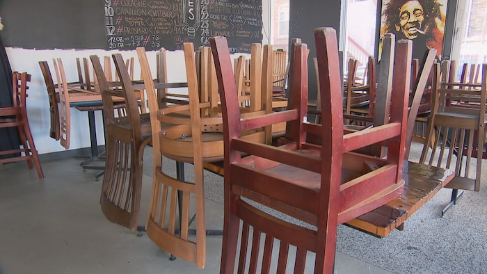 Des chaises installées sur des tables dans un restaurant de Québec fermé en raison de la pandémie de COVID-19.