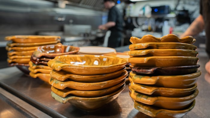 Des plats de céramique empilés dans une cuisine.
