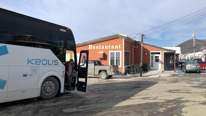 Un autocar de Keolis s'arrête devant le restaurant Le Héron, à Carleton-sur-Mer.