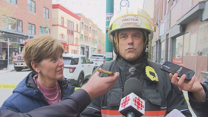 Le directeur du Service de protection contre les incendies de Sherbrooke, Martin Primeau, et Marie-Claude Bibeau, la mairesse de Sherbrooke, lors d'un point de presse après l'incendie au restaurant O'Chevreuil.