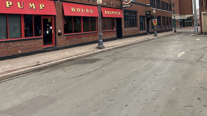 Des édifices à proximité d'une ruelle.