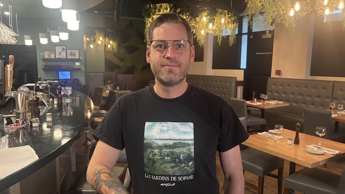 David Janelle au comptoir de son restaurant.