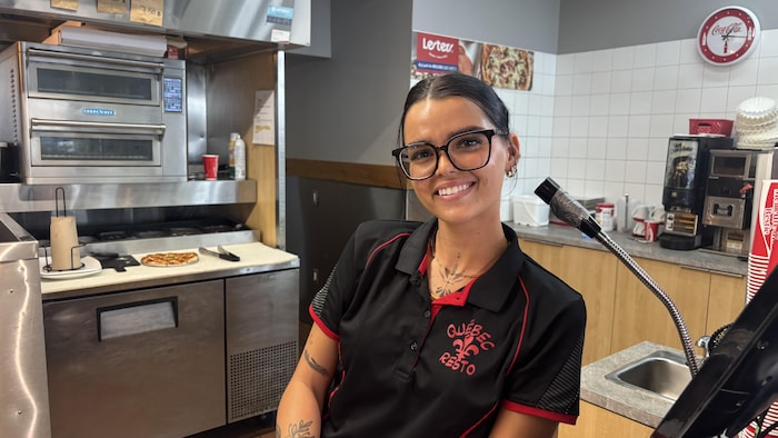 Madison Lavoie dans la cuisine du restaurant.