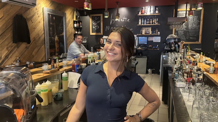 Jeanne Tremblay au bar du restaurant.