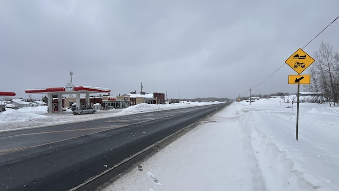 Un pancarte indique qu'un sentier de motoneiges et de véhicules tout-terrain travers la route 117, près d'un quartier Cadillac.