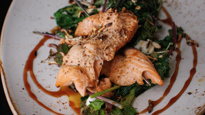 Gros plan sur les brochettes de saumon aux aromates marocains.