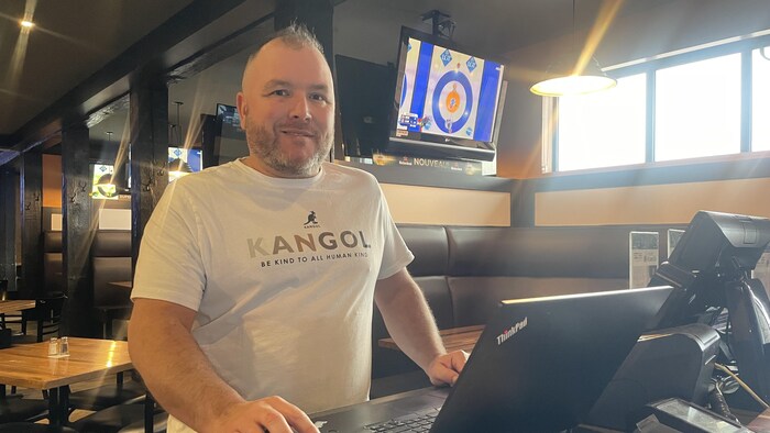 Le propriétaire travaille à l'ordinateur.