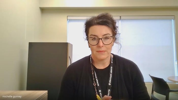 Michelle Gurney assise à son bureau, lors d'un appel sur Google Meet.