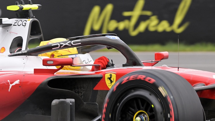 Lewis Hamilton au volant de sa Ferrari.