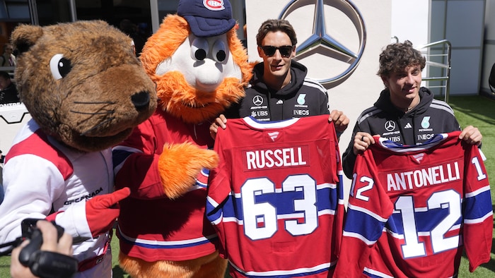 Vroum, la mascotte du Grand Prix du Canada, Youppi!, la mascotte du Canadien, ainsi que les deux pilotes de l'équipe Mercredes, George Russell et Kimi Antonelli. Les deux pilotes tiennent des chandails du Canadien qui portent leur nom.