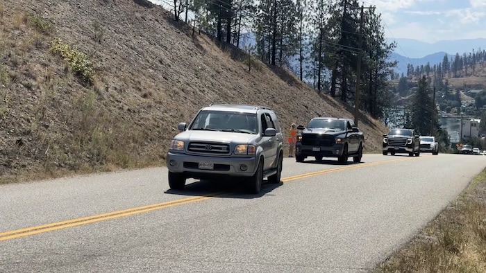 Une file de véhicules sur une route.