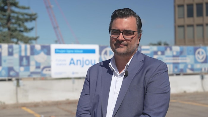 Jean-Denis Charest devant la future station Anjou.